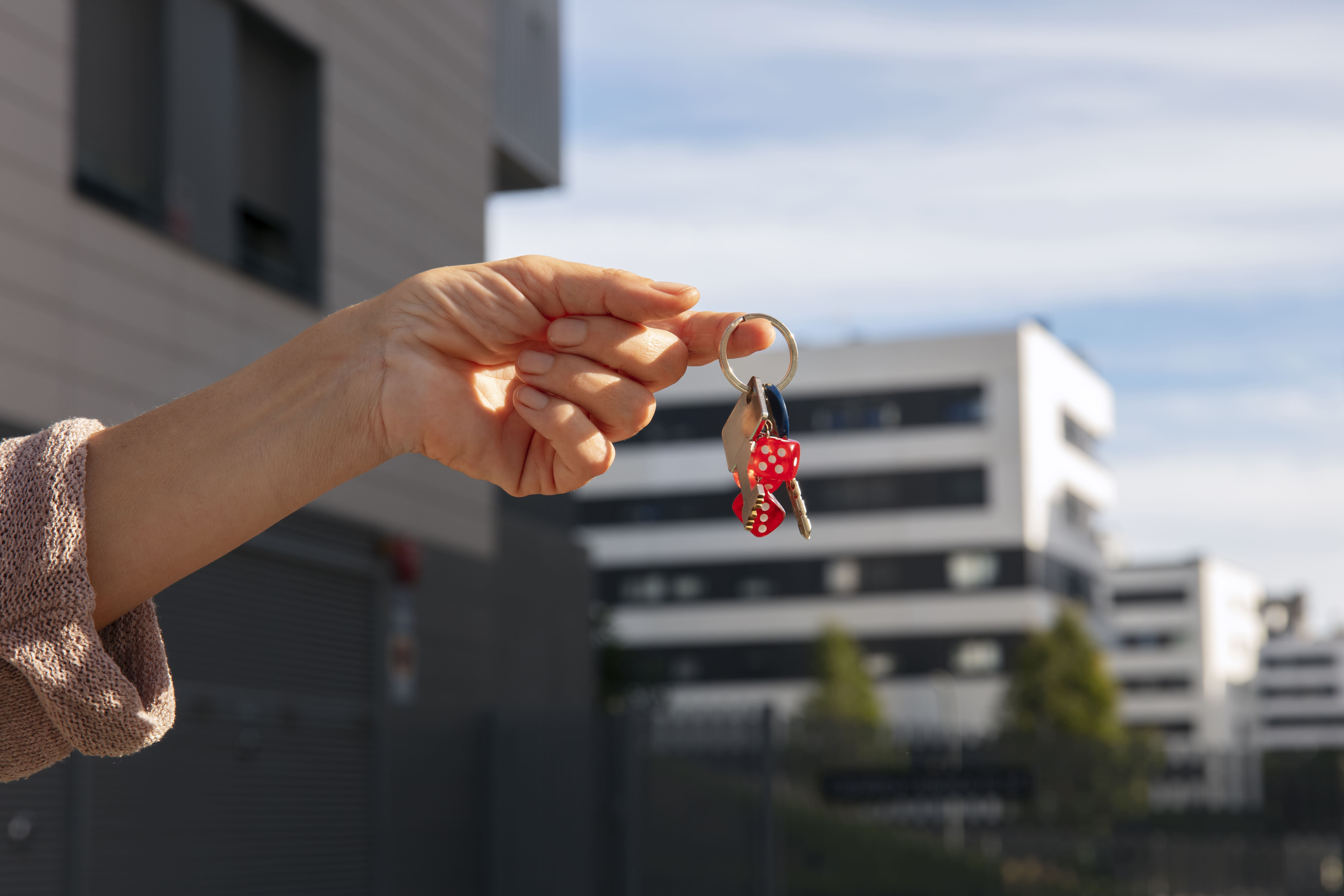 hand holding keys outdoors (2)